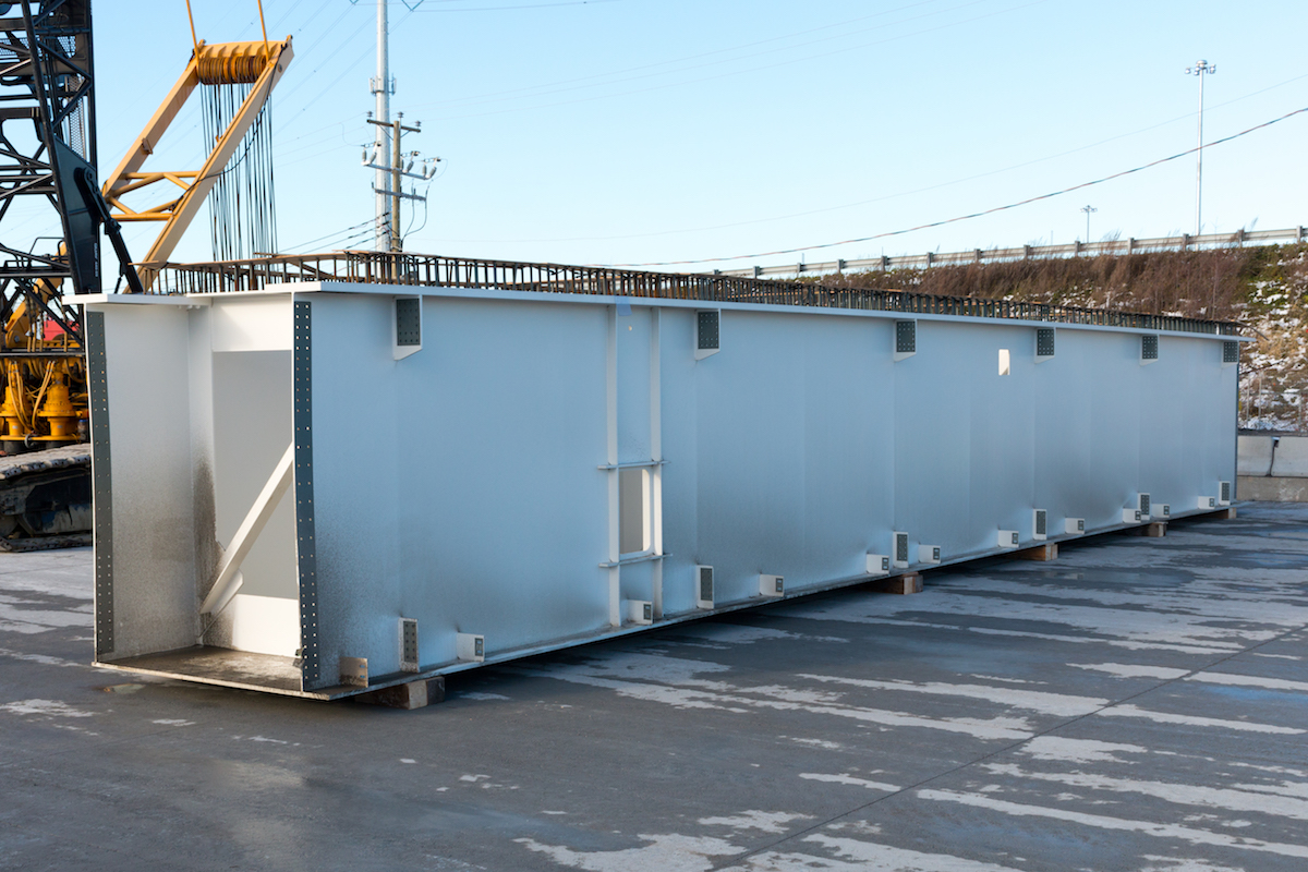 Les premières poutres-caissons arrivent au chantier du nouveau pont ...